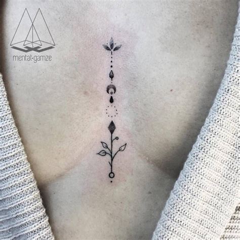 tattoo en medio de los senos|Tatuajes en medio de los senos significado: Descubre el。